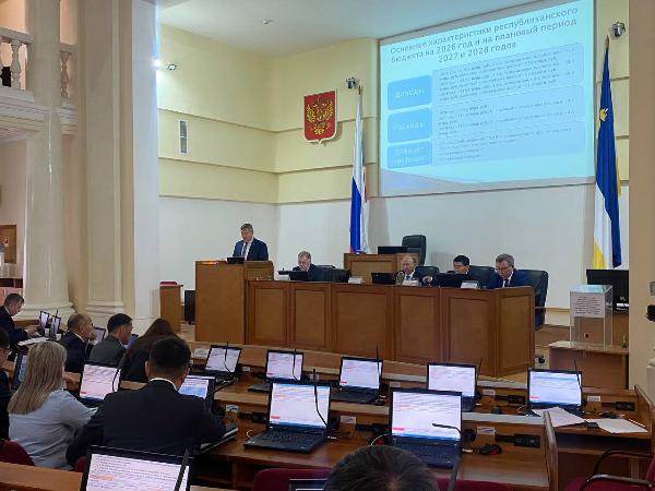 Евгений Пегасов выступил на ежегодных публичных слушаниях с заключением по основным характеристикам республиканского бюджета на 2026 год и на плановый период 2027 и 2028 годов